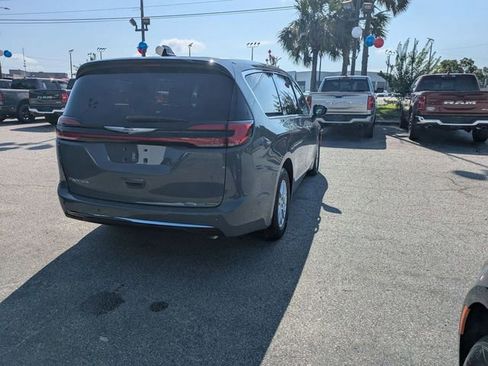 New 2025 Chrysler Pacifica Select image 9