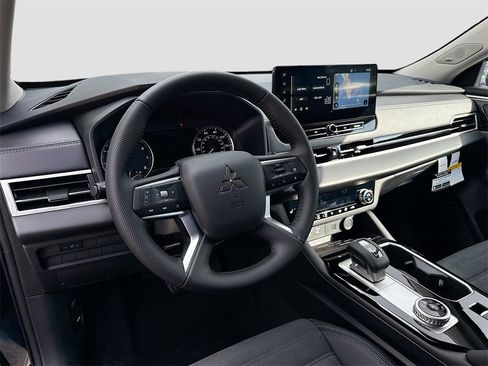 New 2025 Mitsubishi Outlander SE image 9