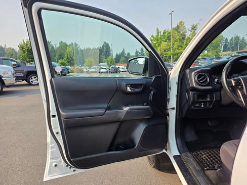 Used 2016 Toyota Tacoma TRD Sport AWD/4WD image 24