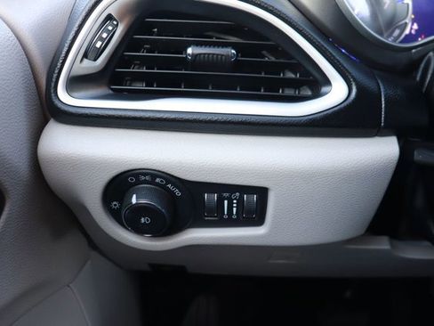 Used 2022 Chrysler Pacifica Touring-L image 23