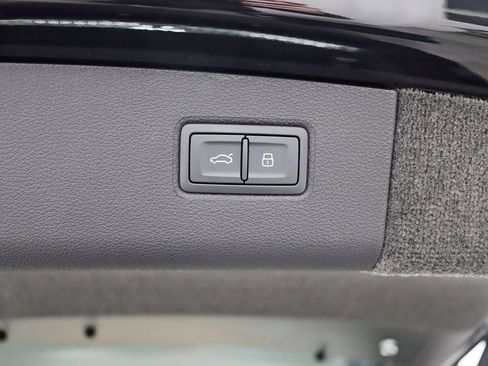 Used 2024 Bentley Bentayga Plug-In Hybrid image 50