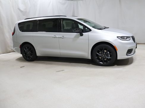 New 2026 Chrysler Pacifica Limited w/ S Appearance Package AWD/4WD image 6