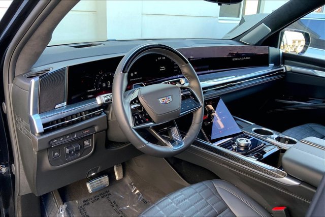Used 2025 Cadillac Escalade ESV V w/ LPO, ONYX Package AWD/4WD image 14