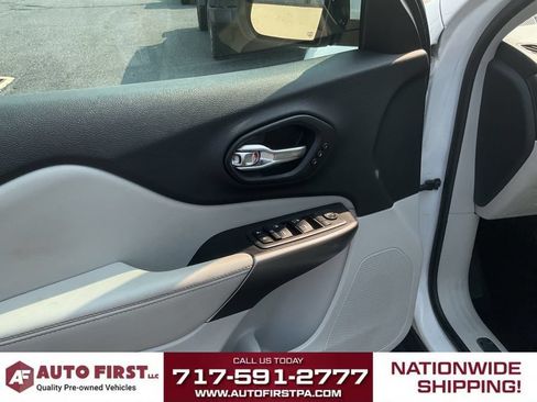 Used 2019 Jeep Cherokee Limited w/ Technology Group FWD image 6