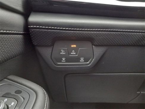Used 2025 Volkswagen Atlas Cross Sport SE image 24