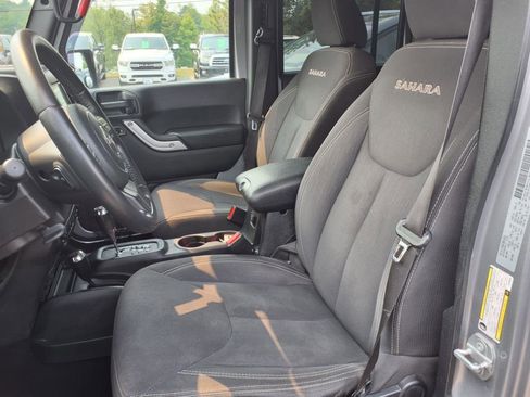 Used 2018 Jeep Wrangler Unlimited Sahara image 6