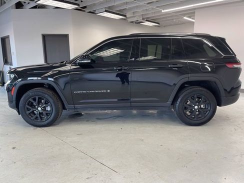 Used 2023 Jeep Grand Cherokee Limited w/ Trailer Tow Prep Group (B) image 6