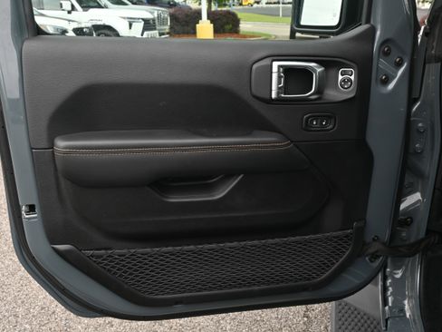 Used 2025 Jeep Wrangler Unlimited Sahara AWD/4WD image 14