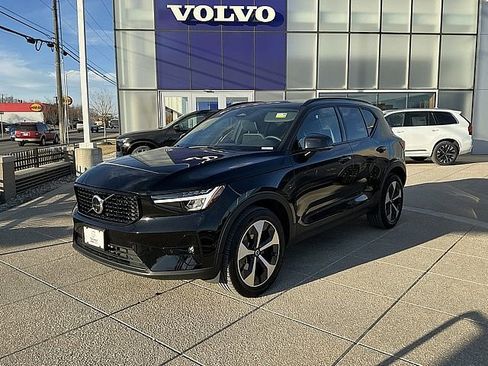 Certified 2025 Volvo XC40 B5 Plus image 3