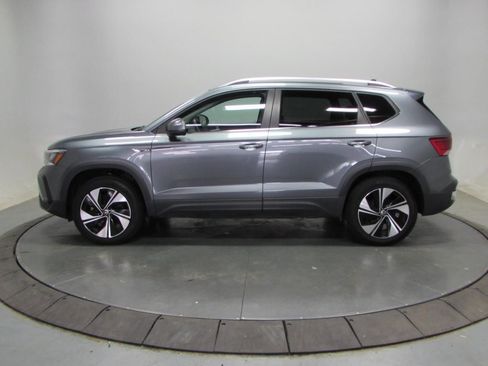 Used 2024 Volkswagen Taos SE AWD/4WD image 4
