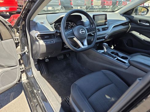 Used 2025 Nissan Altima 2.5 SV FWD image 11