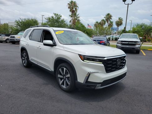 Used 2025 Honda Pilot Touring image 2