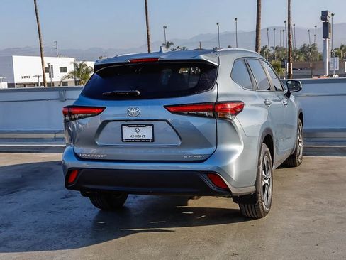 Used 2021 Toyota Highlander XLE AWD/4WD image 8