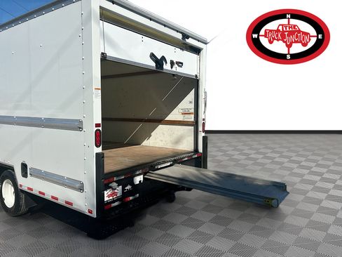 Used 2022 Ford E-350 and Econoline 350 Super Duty image 23