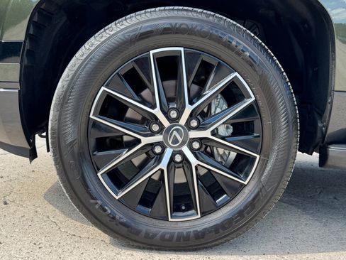 Used 2024 Lexus GX 550 w/ Accessory Package (Z1) AWD/4WD image 16
