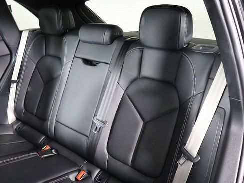 Used 2022 Porsche Macan image 32