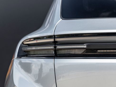 Certified 2025 Porsche Macan Electric image 12