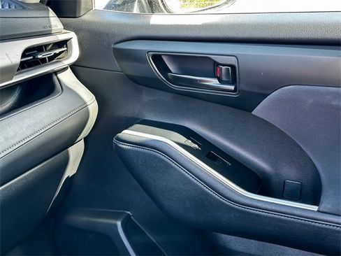 Used 2024 Toyota Highlander LE image 23