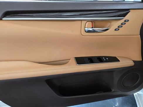 Used 2018 Lexus ES 350 w/ Luxury Package w/Wood Trim image 29