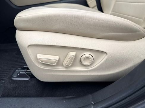 Used 2024 Toyota Highlander XLE AWD/4WD image 25