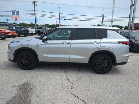 Used 2023 Mitsubishi Outlander SE FWD image 5