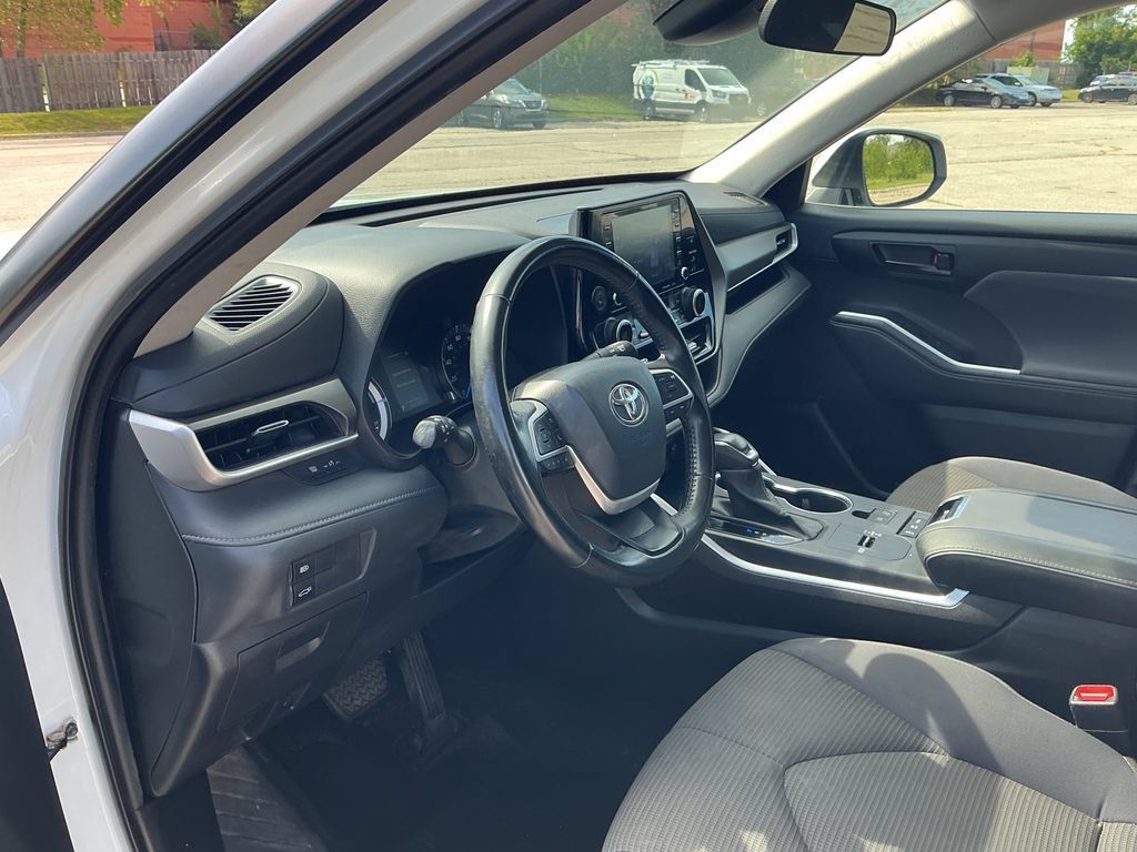 Used 2022 Toyota Highlander LE AWD/4WD image 22