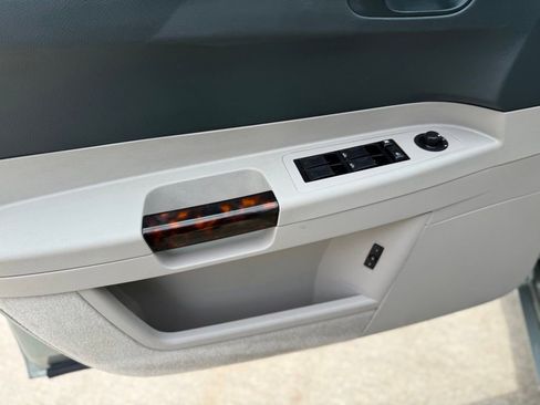 Used 2005 Chrysler 300 C w/ Navigation & Sound Group II RWD image 19