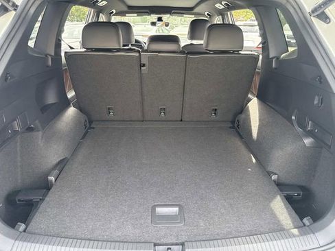 Used 2022 Volkswagen Tiguan SEL R-Line image 9