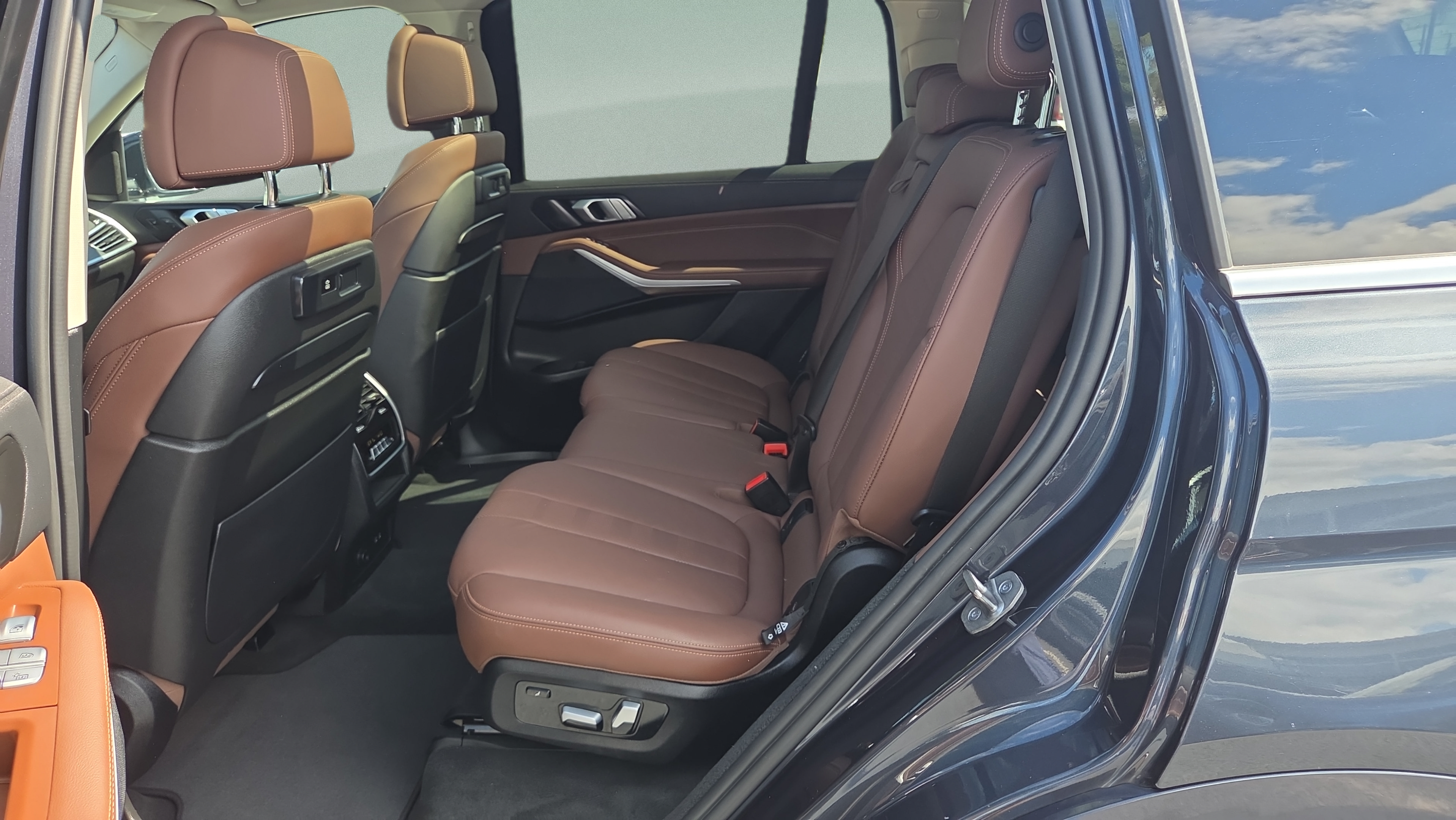Used 2022 BMW X7 xDrive40i w/ Premium Package AWD/4WD image 11