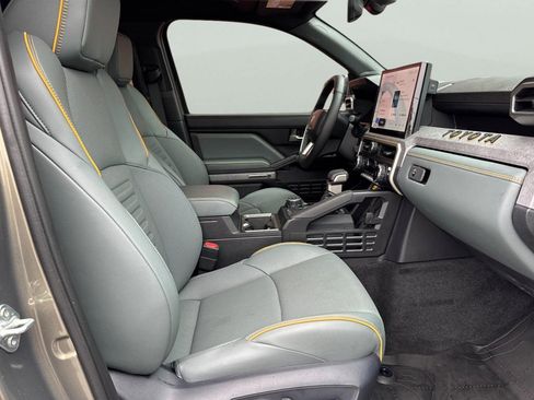 Used 2024 Toyota Tacoma Trailhunter image 17