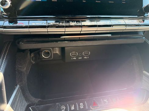 Used 2024 Jeep Wagoneer L Series II w/ Flexible Seating Group image 15