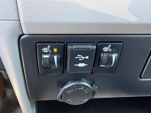Used 2020 Toyota Sienna XLE w/ XLE Navigation Package FWD image 15