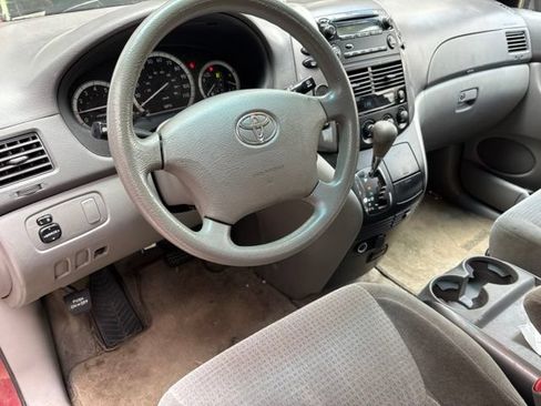 Used 2010 Toyota Sienna CE FWD image 12