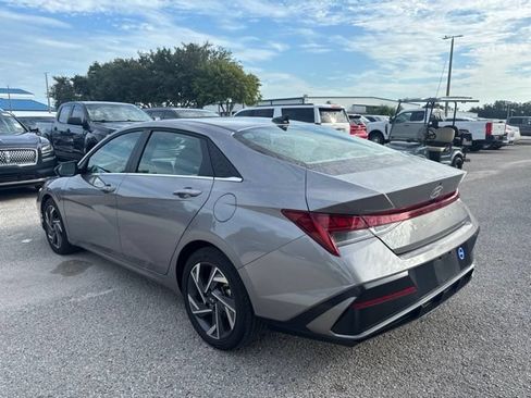 Used 2025 Hyundai Elantra SEL FWD image 7