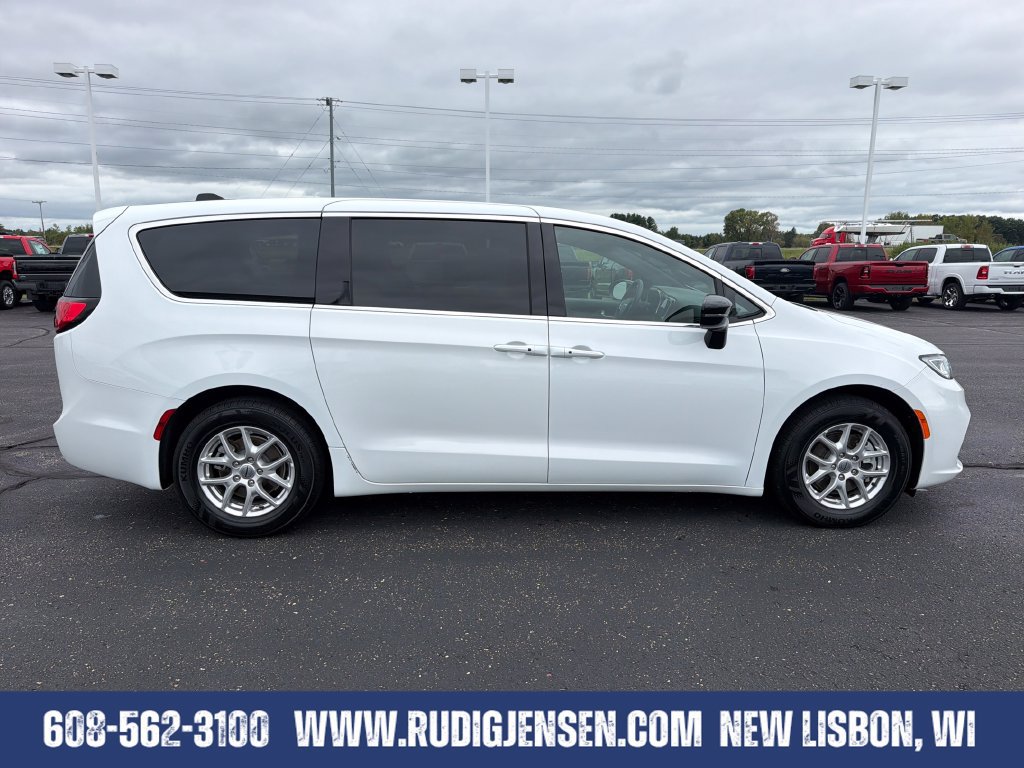 Used 2025 Chrysler Pacifica Select FWD image 6