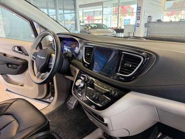 Used 2018 Chrysler Pacifica Limited w/ Advanced Safetytec Group FWD image 32