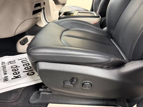 Used 2024 Chrysler Pacifica Limited FWD image 12