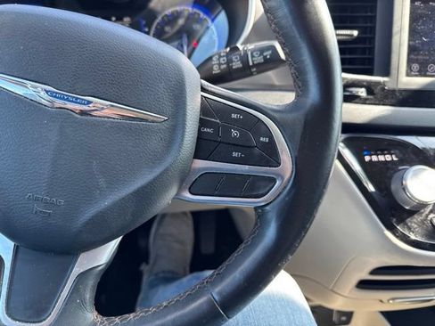 Used 2020 Chrysler Pacifica Touring-L FWD image 30