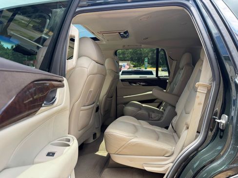 Used 2016 Cadillac Escalade Luxury AWD/4WD image 12