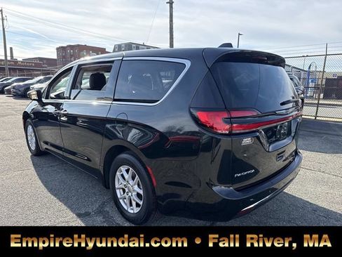 Used 2023 Chrysler Pacifica Touring-L image 9