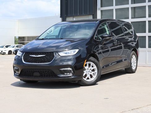 Used 2023 Chrysler Pacifica Touring-L FWD image 3