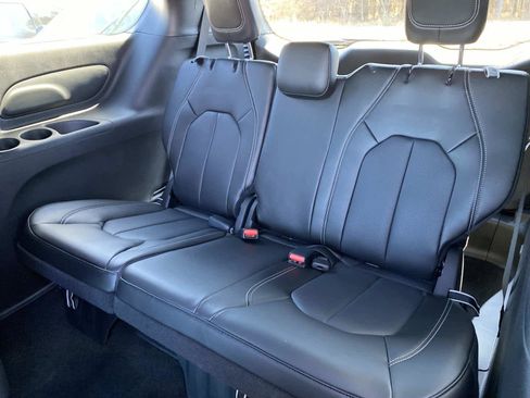 New 2023 Chrysler Pacifica Touring-L w/ S Appearance Package image 8