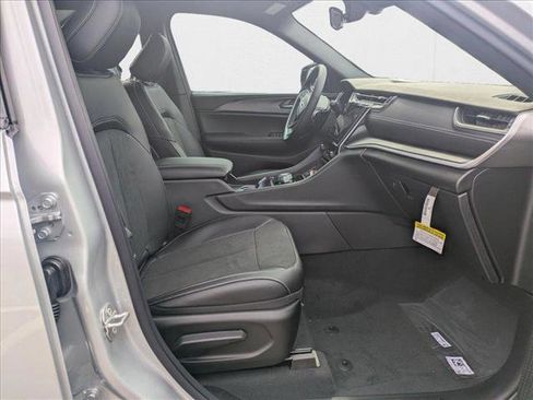 New 2025 Jeep Grand Cherokee L Altitude image 18