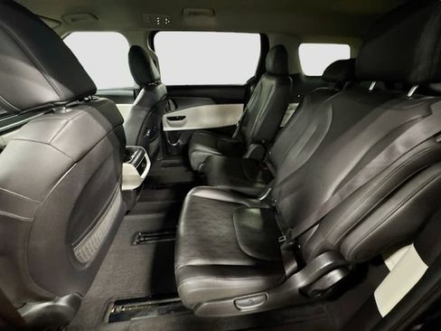 Used 2024 Kia Carnival LX image 24