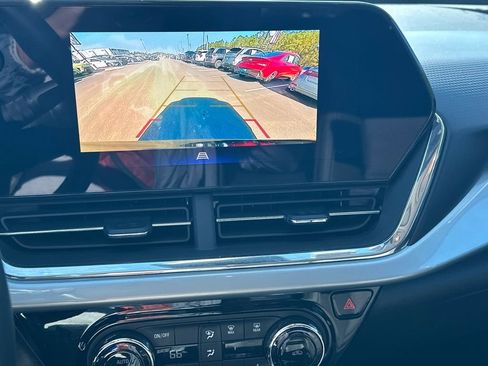 Used 2025 Chevrolet Trax LT w/ LT Convenience Package image 29