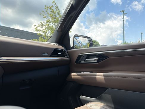 Used 2025 Chevrolet Tahoe High Country AWD/4WD image 20