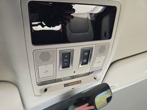 Used 2024 Land Rover Defender 110 X-Dynamic SE image 31