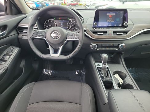 Used 2025 Nissan Altima 2.5 SV image 10