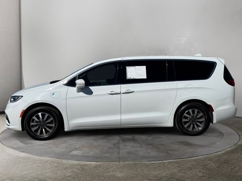 Used 2022 Chrysler Pacifica Touring-L image 2