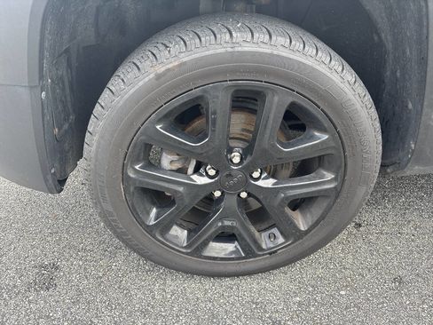 Used 2016 Jeep Renegade Latitude AWD/4WD image 27